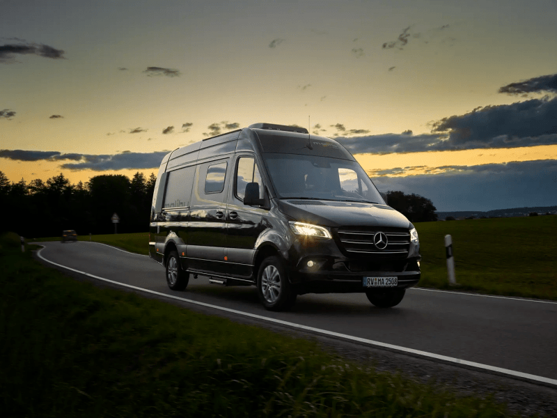 2025 Malibu genius 641LE MB obsidianschwarz Fahraufnahme Abend